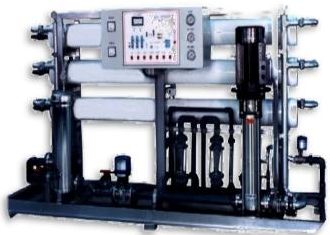 Skid-mounted reverse osmosis system with pressure vessels and pump